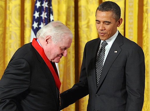 Obama ojentaa John Ashberylle National Arts and Humanities -mitalin 2012.